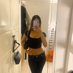 Svart topp med kort ärm - Säljer en svart topp med fyrkantig ringning och korta ärmar. Toppens passform är tight. Jag har egentligen storlek S så den funkar om man har XS eller S. Enkel och stilren design som funkar till många olika looks💕