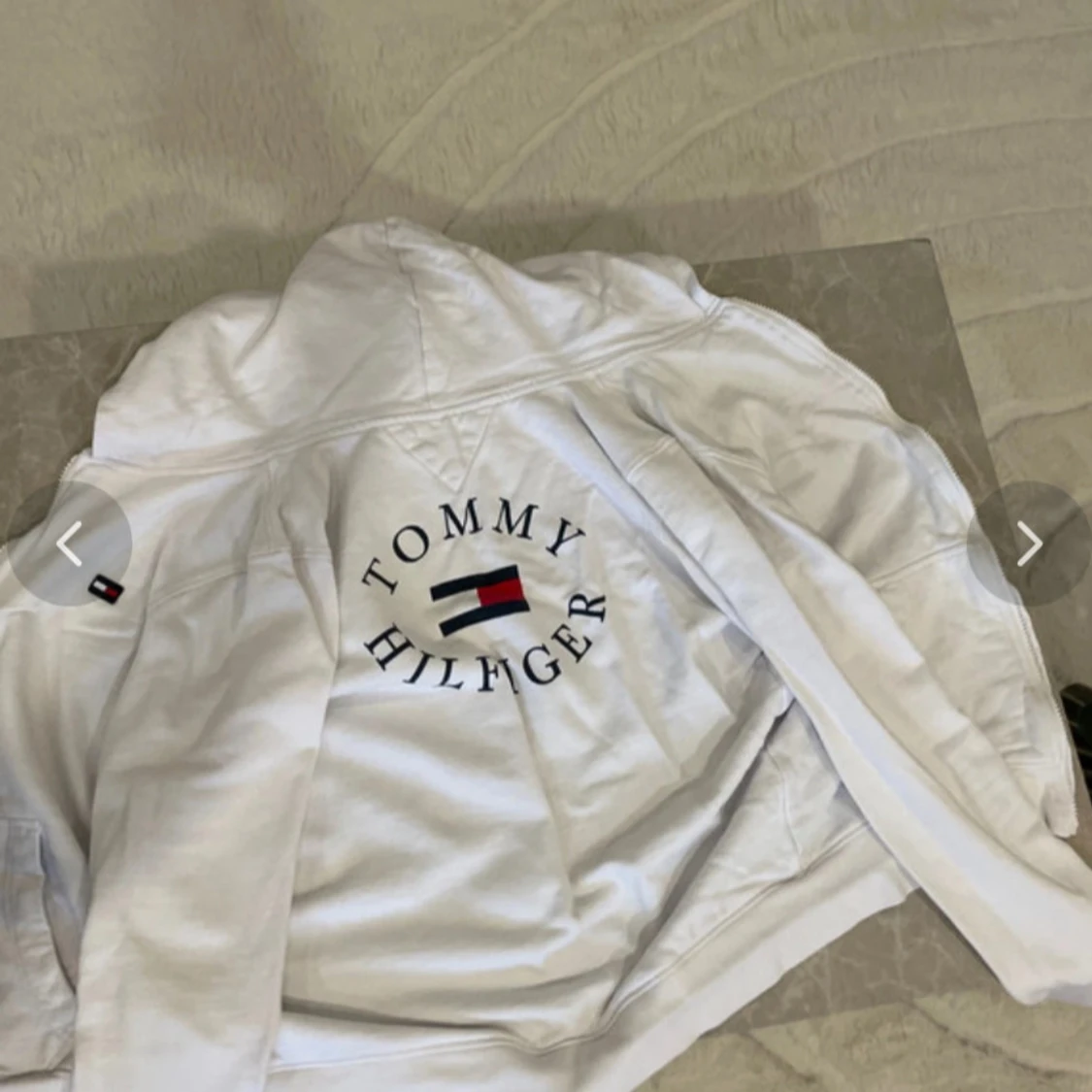 Vit hoodie från Tommy Hilfiger - 1