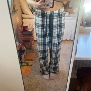 Rutig pyjamasbyxa från HM - Pyjamasbyxor från HM!