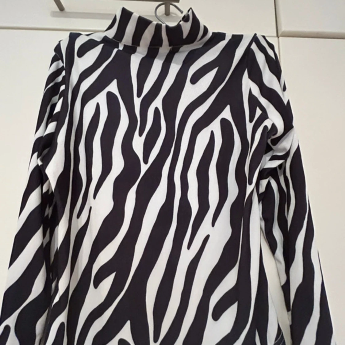 Zebramönstrad polotopp från Nama