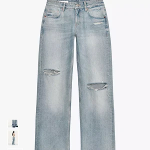 Zara jeans - Gråblå jeans från Zara, låg midja och revor. Storlek 34 och passar mig som är 167💕💕