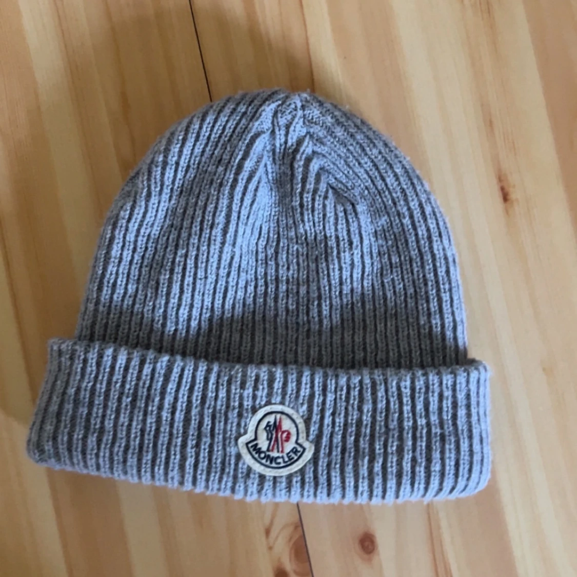 Grå ribbstickad mössa från Moncler