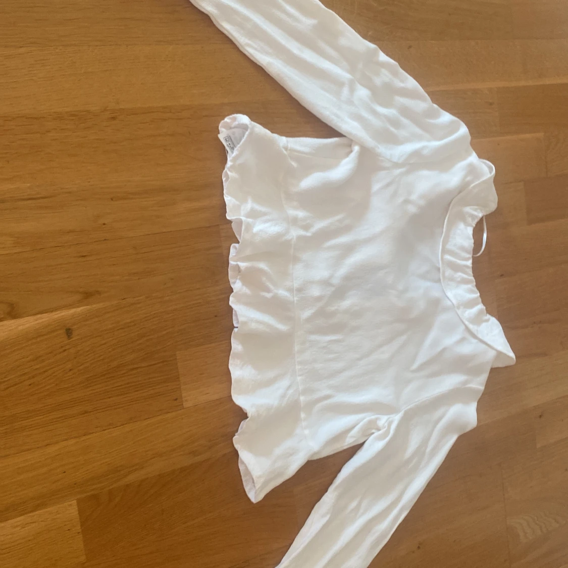 Vit långärmad blus med volang - 2