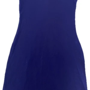 Lila kortklänning från H&M - Enkel och stilren lila kortklänning från H&M i figurnära modell. Klänningen har rund halsringning och korta ärmar, perfekt för dig som gillar en clean look. Tillverkad i mjuk bomull som känns skön mot huden.