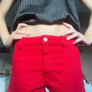 Röda högmidjade jeanshorts chic❤️ - Sjukt snygga och chique jeansshorts som inte används mycket ❤️ från zara!