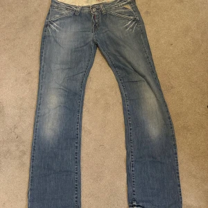 low waist replay jeans - supersnygga jeans, tyvär för små❣️