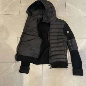 Moncler cardigan  - Säljer nu en moncler cardigan, storlek M, knappt använd, skriv för mer bilder o info, kan gå ner i pris vid snabb affär, passformen ser ni på sista bilden, är 183-185 o väger 65, passar dig mellan 179 o 189 beroende på vikt✨️