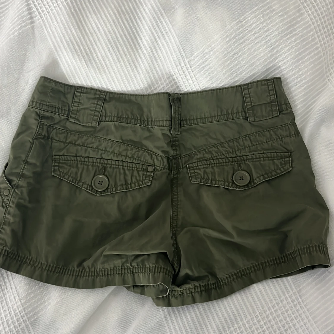 Olivgröna shorts med knappar, strl 36 - 1