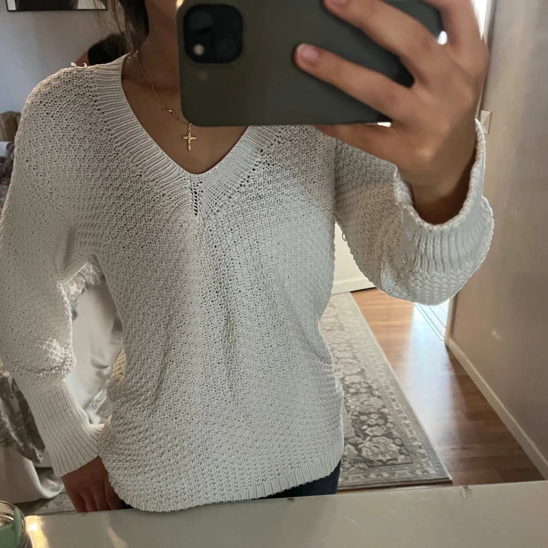 Vit stickad tröja med v-ringning - 1