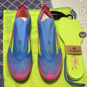 Adidas F50 blå fotbollsskor - Nästan helt nya f50 elite köpta för cirka 3200kr använda 3-4 gånger men passar inte min fot i och med de säljer jag dom för ett mycket billigt pris för vill kunna köpa andra skor snabbt. Skriv vid minsta fråga