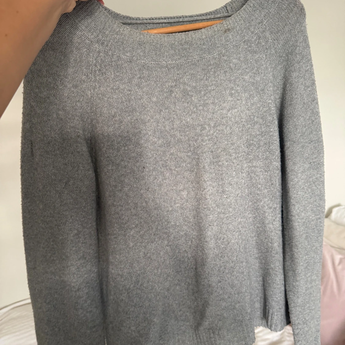 Grå stickad tröja i kashmir - 1