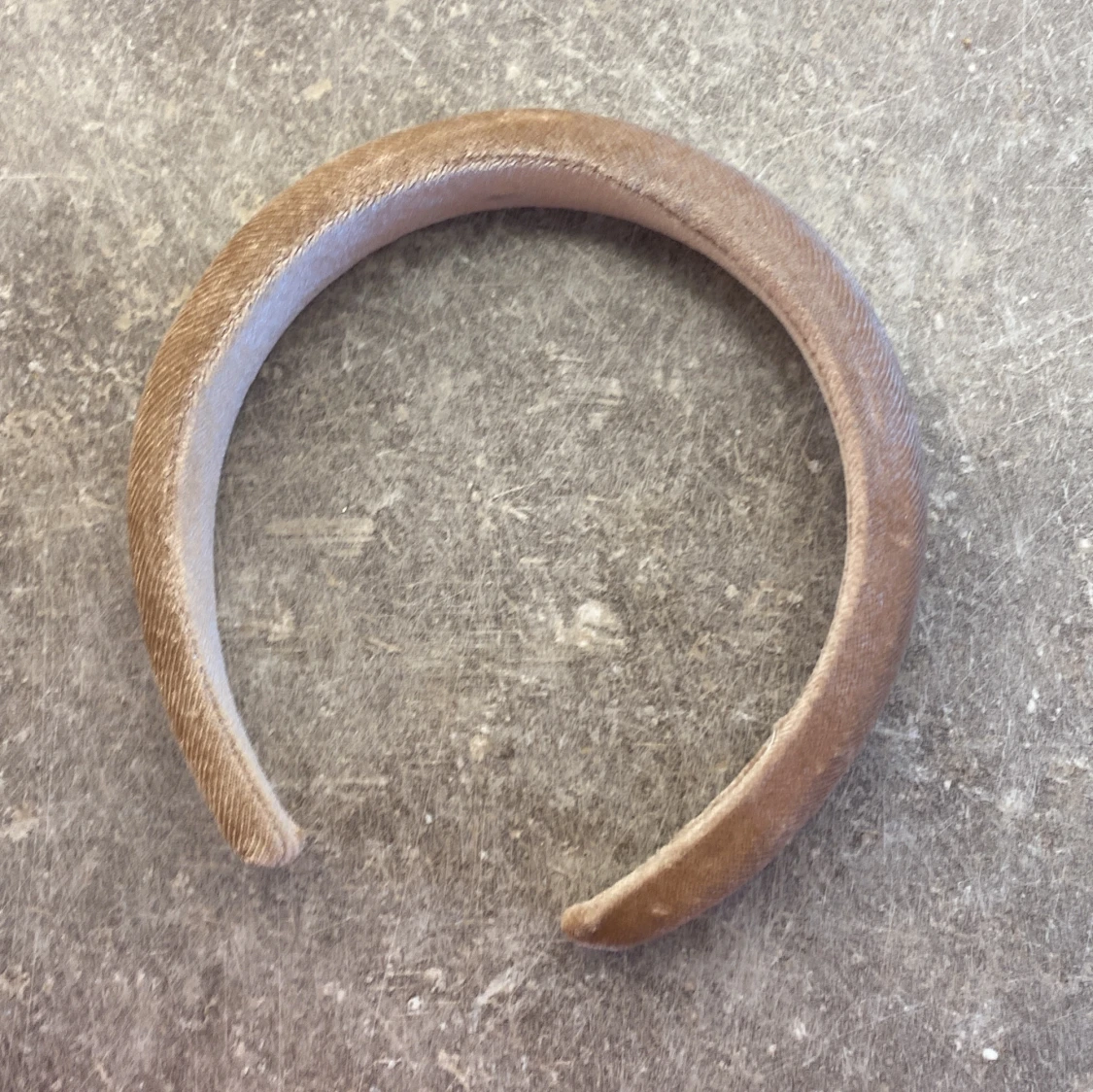 Beige vadderat diadem i sammet - 1