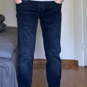 Neuw Lou Straight jeans mörkblå  - Mörkblå jeans från Neuw i modellen Lou Straight. Klassisk femficksdesign med raka ben och normal passform. Snygg tvätt och diskreta detaljer, perfekt för dig som gillar stilrena jeans med modern känsla. Använda varsamt. Modellen är 178 och väger 74 kg. Nypris ligger på cirka 1300kr 