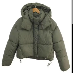 Olivgrön croppad Zara pufferjacka - En pufferjacka från Zara knappt använd, storlek xs-s. För fler bilder skriv privat, pris kan diskuteras