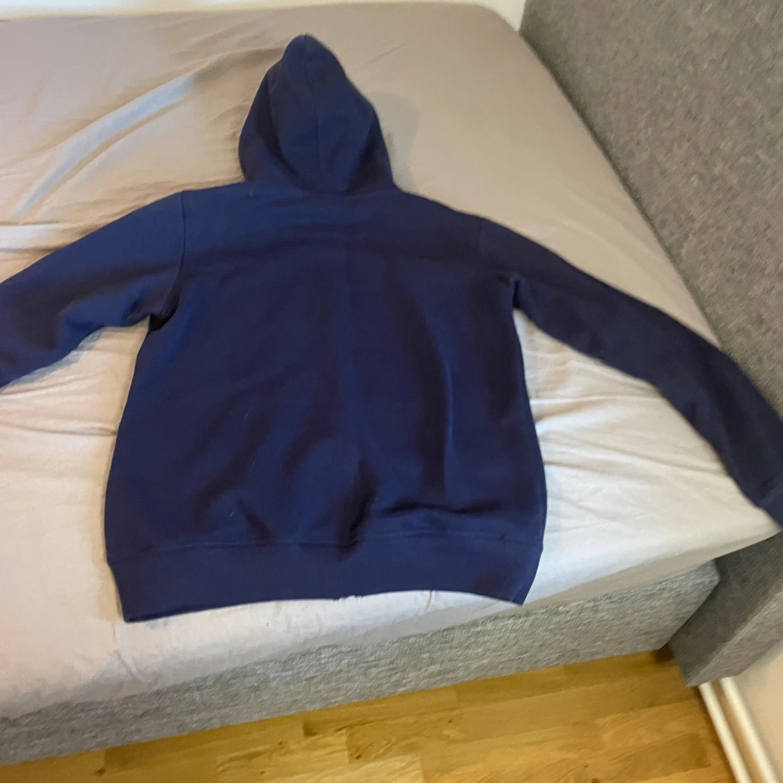 Mörkblå hoodie från Zantiore med tryck - 2