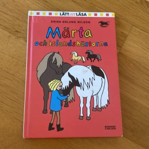 Märta och islandshästarna - En charmig och lättläst bok om Märta och hennes möte med islandshästar. Perfekt för unga hästälskare och dig som gillar roliga, färgglada berättelser. Passar både nybörjarläsare och dig som vill ha en mysig hästbok.