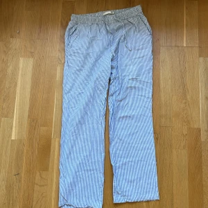 Linne byxor  - Blå randiga linnebyxor som är luftiga! Precis kan diskuteras!
