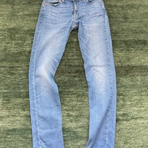 Slim/straight fit Levi's 511 ljusblå jeans - Säljer dessa helt oanvända ljusblåa Levi's 511 jeans. De har riktigt fin passform för dig som är 180cm+. Nypris är runt 899kr mitt pris 249. Hör av dig vid frågor angående passform eller pris! 