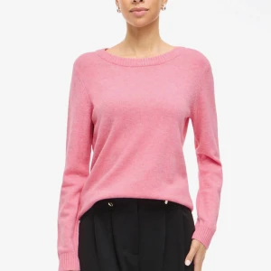 Rosa stickad tröja Vila  - Rosa stickad tröja ifrån VILA. Använd men fortfarande i fint skick💌