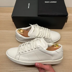 Saint Laurent Skor | 44 - Tvärfeta Saint Laurent skor i superbra skick🇮🇹 | Modell: SL/03 | Size: 44 | Skick 9,5/10 | Tillbehör: OG box, dustbag + extra skosnören | Tveka inte att kontakta mig vid frågor😁