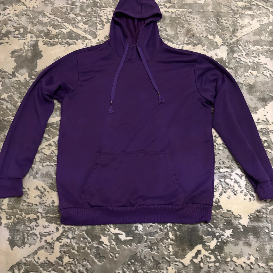 Lila hoodie med huva och magficka