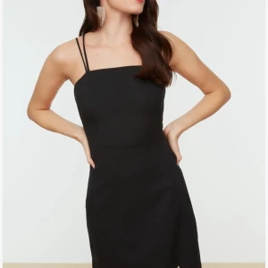 Svart kort klänning - Säljer min bröllop fest klänning från Trendyol. Storlek 34. Mycket bra skick, använd en gång 