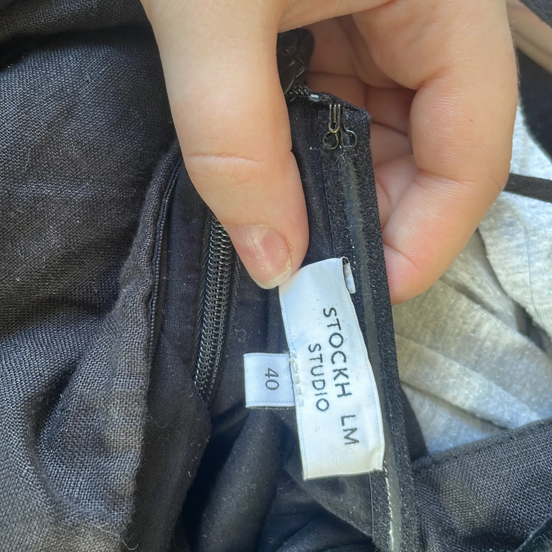 Svart långklänning med volangaxel - 4