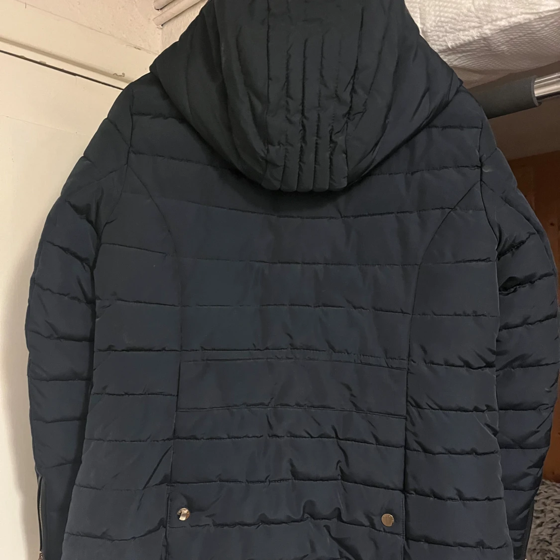 Blå pufferjacka med huva - 1