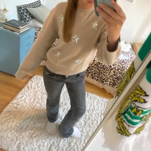 Mjuk och fin stickad tröja!! - Säljer en så himla skön och fin stickad tjocktröja med silvriga stjärnor på!! Har använt få gånger och ser ut ny💕 skriv jättegärna vid frågor!🤗