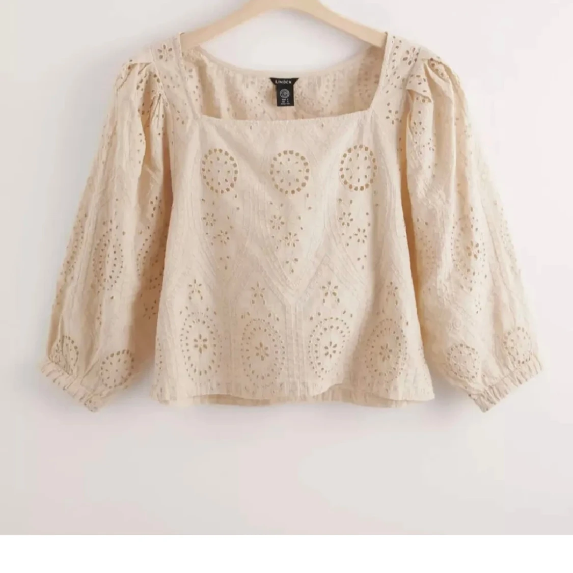 Beige broderad blus från Lindex