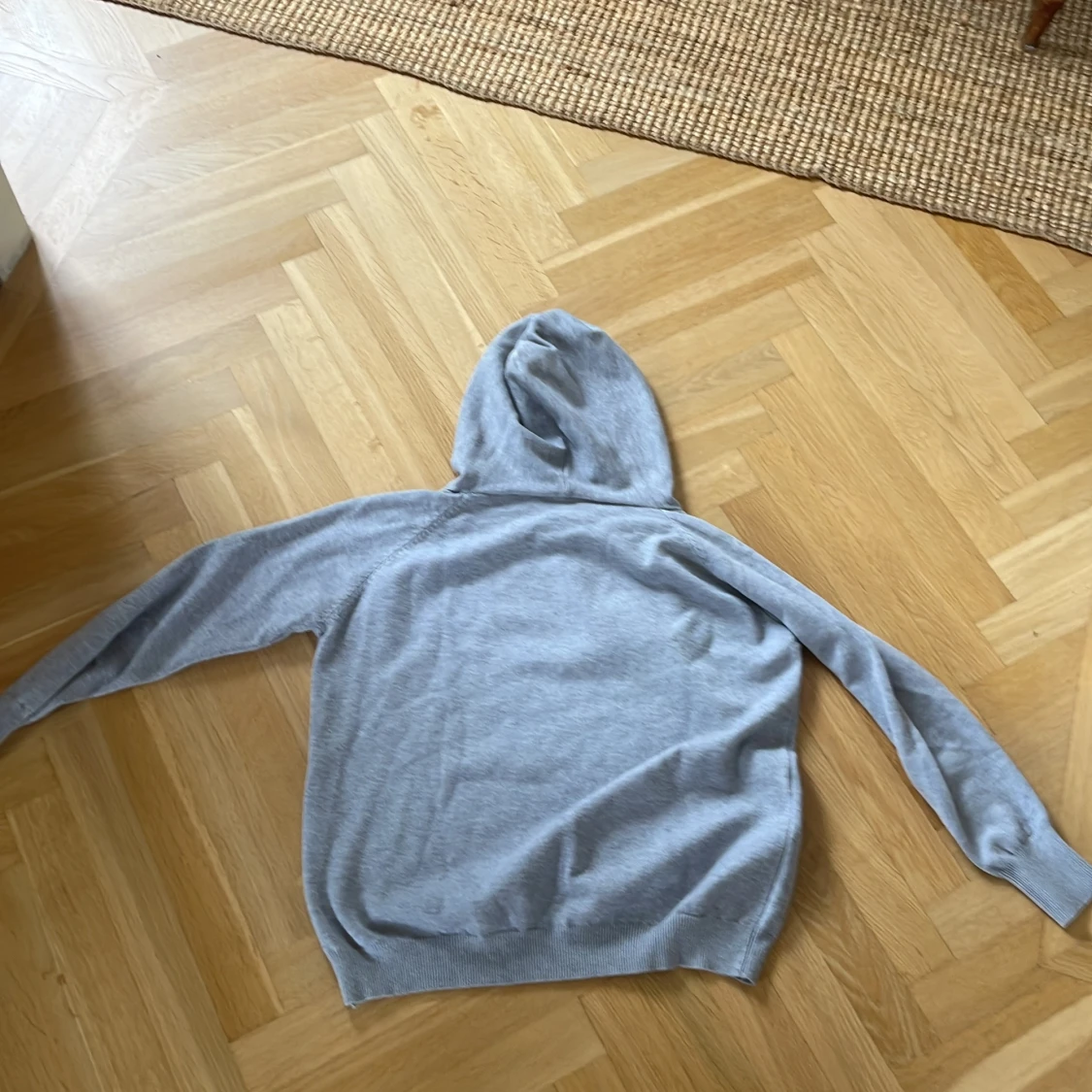 Ljusgrå hoodie med snörning - 1