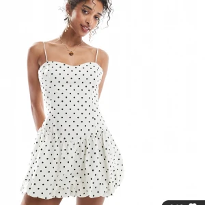 Trendig prickig klänning🩷🩷 - Sååå fin klänning grön Berskha som var varit helt slutsåld hela sommaren💓 använd endast en gång!!