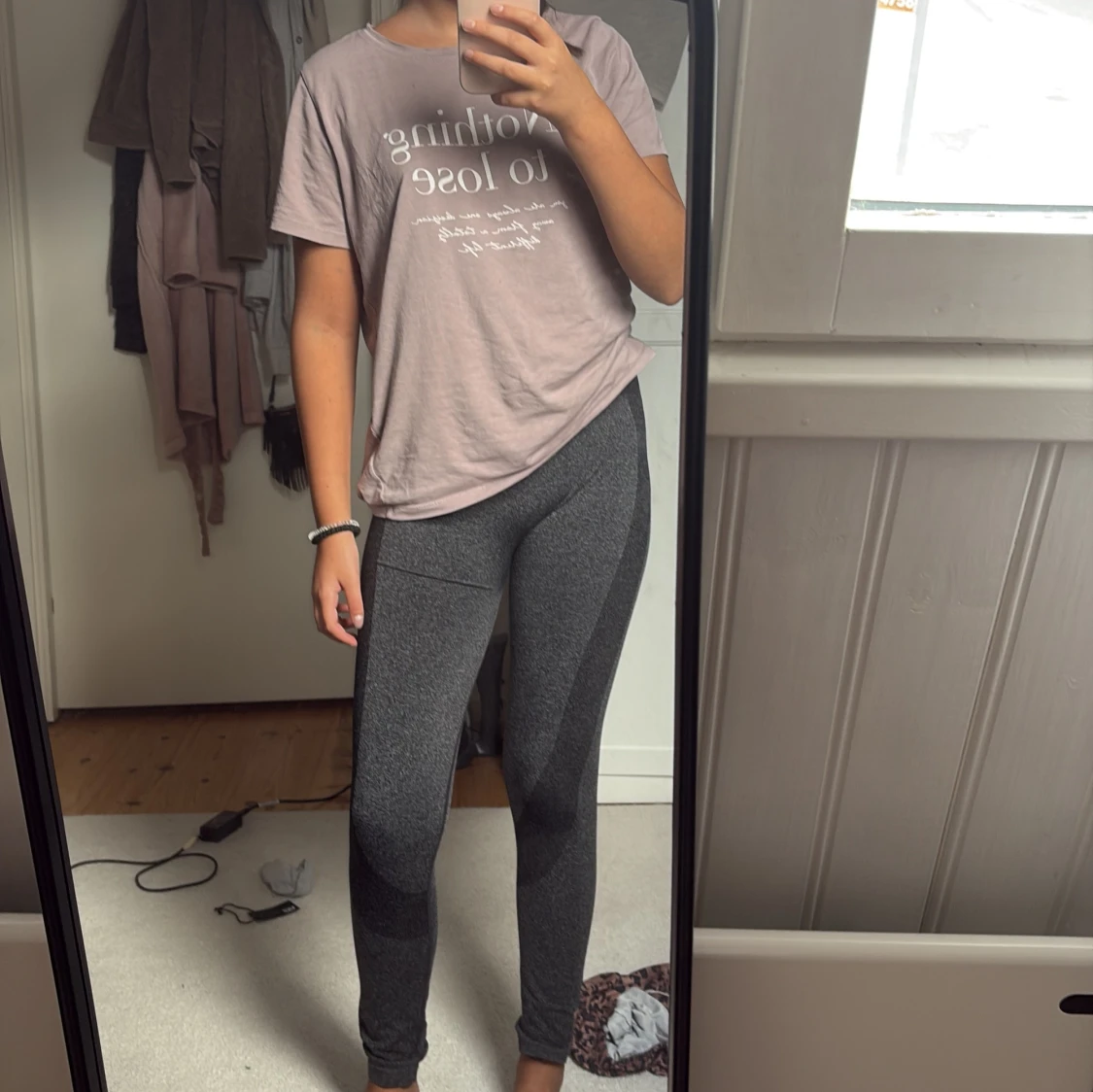 Mörkgrå träningstights med paneler - 1