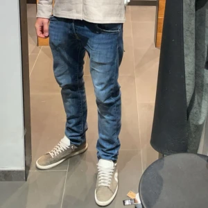 Blå slim glenn jeans från Jack & Jones 32/32  - Säljer ett par klassiska blå jeans från Jack & Jones med snygg tvätt och raka ben| Jeansen är utav den klassiska modellen Slim Glenn och är i storleken 32/32| Hör av dig vid funderingar! 
