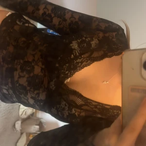 Svart spetsblus från Gina Tricot - Säljer en svart långärmad spetsblus från Gina Tricot i storlek S. Bara testad aldrig andvänt!