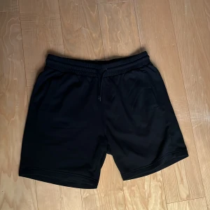 Svarta mjukisshorts  - Säljer ett par svarta mjuksshorts i nyskick, aldrig använd.