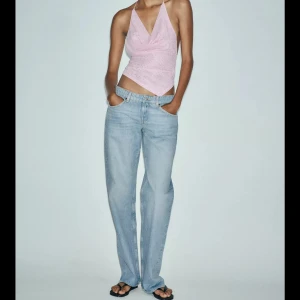 Zara wide leg low Rise jeans  - Modellen jeans trf wide leg låg midja. Aldrig använda då de är för stora för mig och kan ej lämna tillbaka, helt nya prislapp kvart Storlek 40