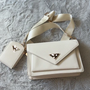 Väska/handväska/axelväska - Jättefin helt oanvänd väska i créme aktig färg med justerbart band!                                     Kan inte skriva ut alla detaljer men hör gärna av dig för mer information, pris kan även diskuteras vid snabb affär 💗