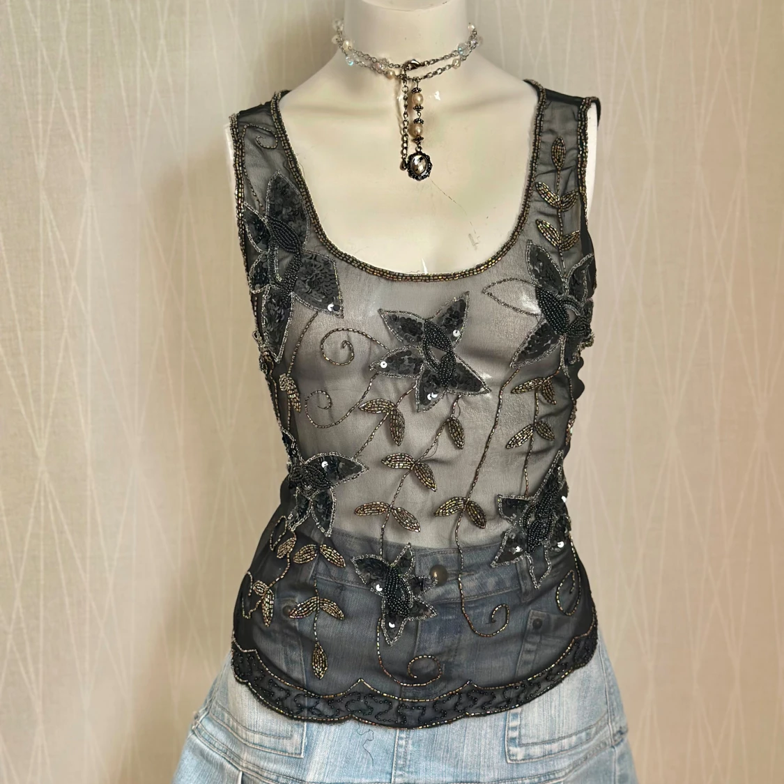 Svart blommig pärlbroderad linnetopp