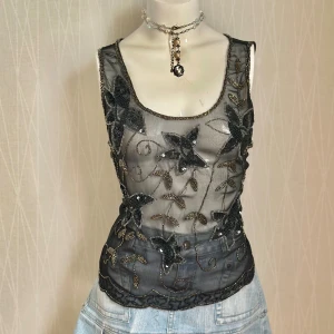 Svart blommig pärlbroderad linnetopp - Sequins top 