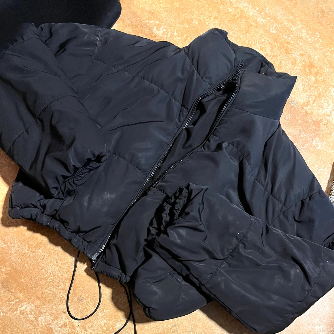 Svart pufferjacka med dragsko - 2