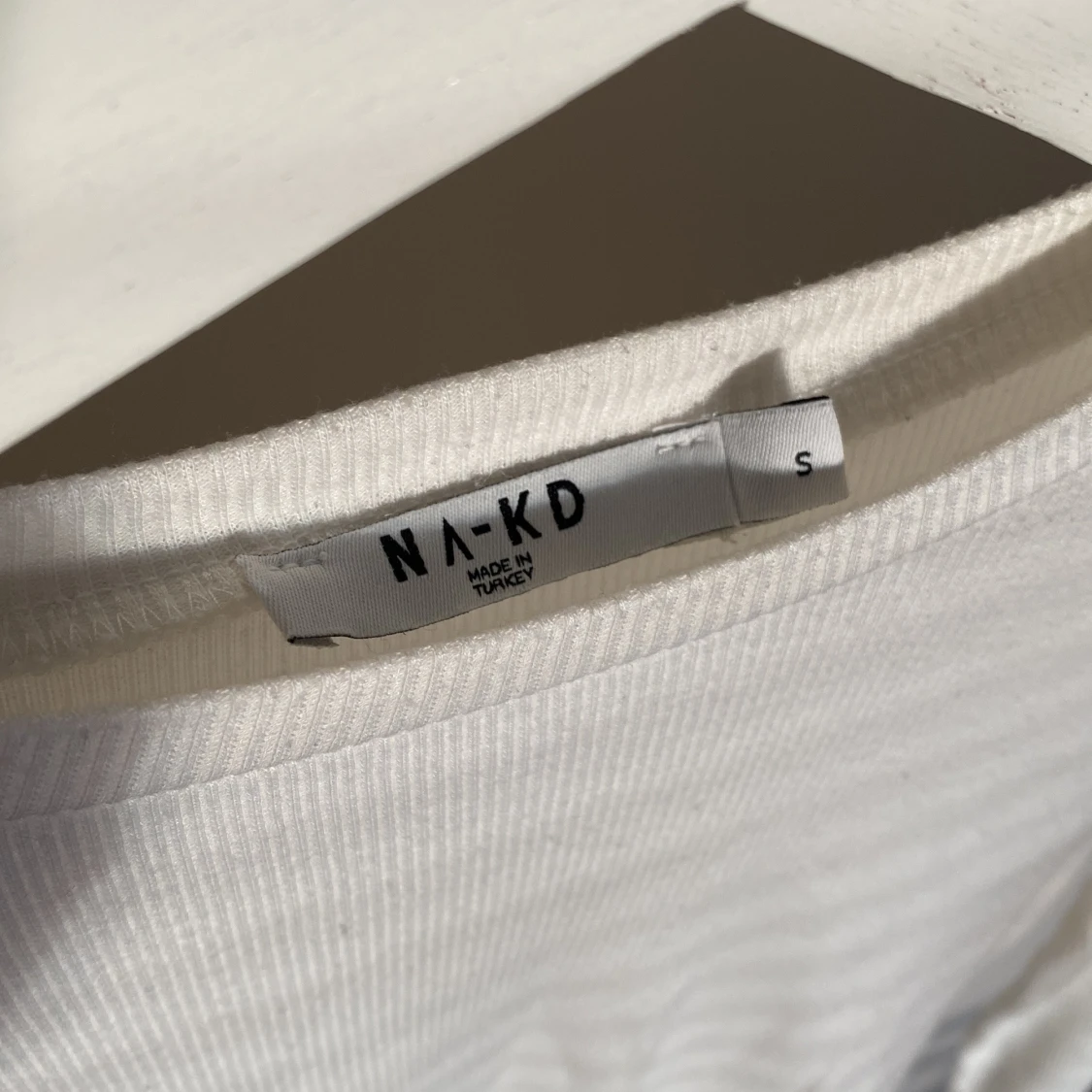 Vit croppad långärmad topp - NA-KD - 1