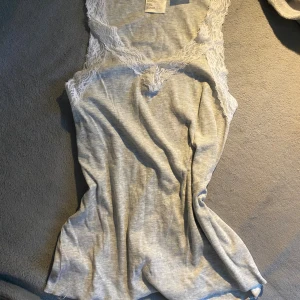 Natt linne - Jättefint sov linne, ej använd. Storlek L men passar S-M. Dock stretchig så passar större. Hör av dig vid frågor eller intresse🌸