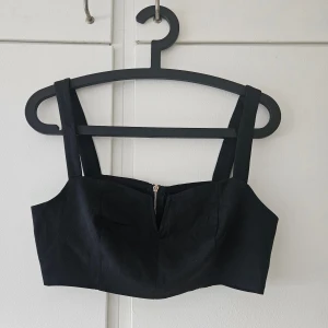 Svart festtopp med dragkedja - Supersnygg festtopp från Cider! Endast testad och är tyvärr för liten 