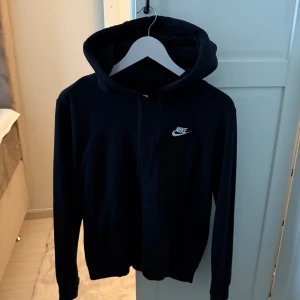 Nike hoodie - Knappt använd. Finns 2 st, 370 för båda
