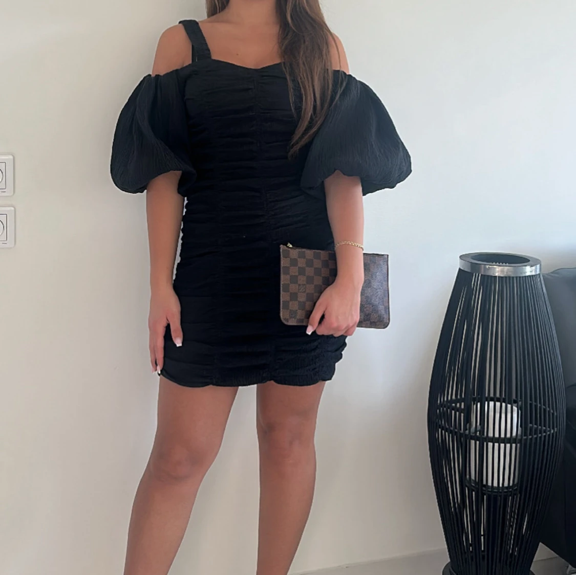 Svart kort klänning med puffärmar