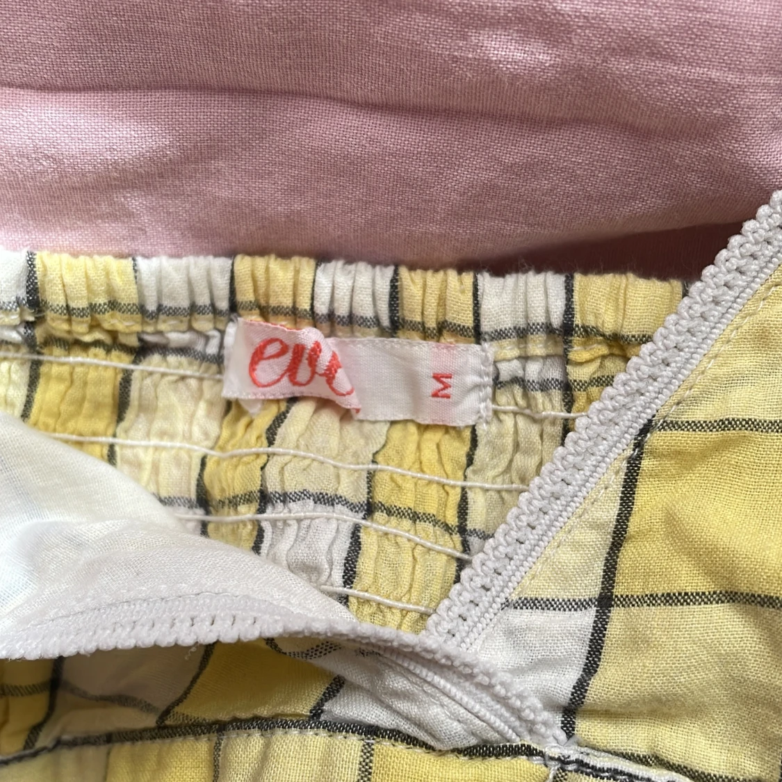 Gul och vit rutig linnetopp från Eve🪻 - 2