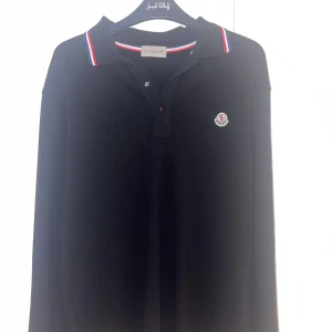 Moncler - Tjo säljer nu min assköna långärmad moncler pike i dunder kvalite i storlek M! Hör av dig vid minsta bekymmer🙌 nypris 3899kr