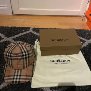 Burberry rutig keps i beige och svart - Nästan ny använd fåtal gånger pris kan diskuteras kommer ned box och dustbag.
