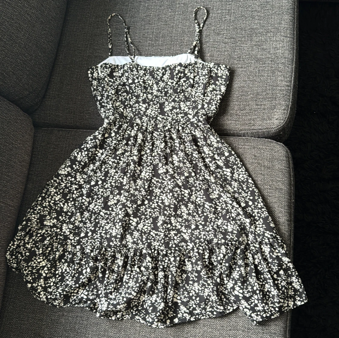 Svart blommig kortklänning NA-KDxPAMELA - 1